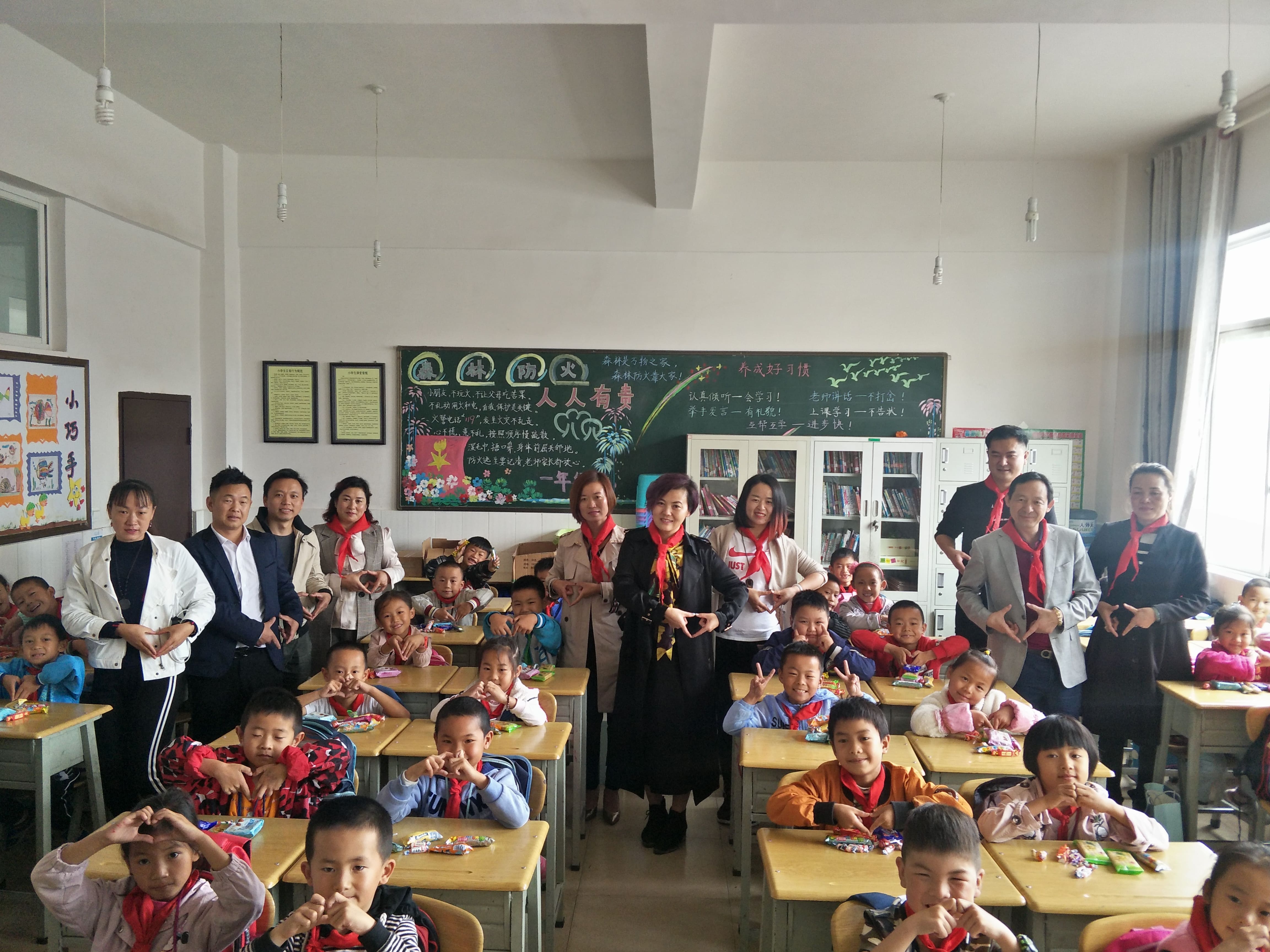 第152所 石林彝族自治县路美邑中心学校路美邑米兰体育平台官方网站-米兰(中国)
李凤莲小学